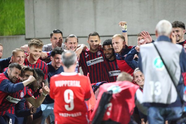 1. Mannschaft besiegt 4. Mannschaft mit 1:0 im Test Socce...